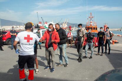 Un grupo de migrantes es atendido por personal de Cruz Roja en el puerto de Motril, este miércoles.