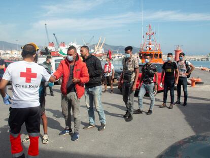 Un grupo de migrantes es atendido por personal de Cruz Roja en el puerto de Motril, este miércoles.