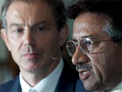Tony Blair escucha al general Pervez Musharraf durante la rueda de prensa conjunta.