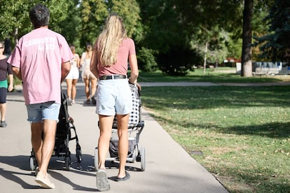 Una familia pasea por el parque de El Retiro, en Madrid, en agosto de 2023.