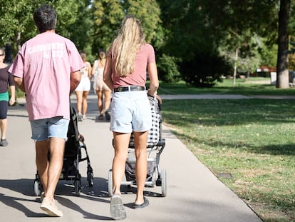 Una familia pasea por el parque de El Retiro, en Madrid, en agosto de 2023.