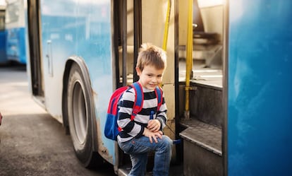 Un niño sube al autobús. 