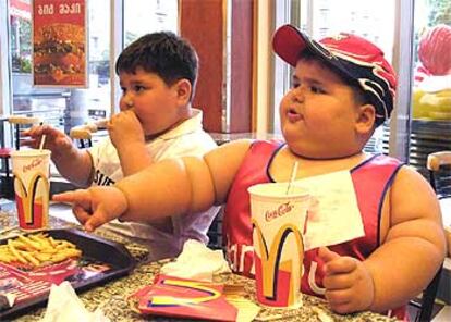 Dos niños de 4 y 5 años y 56 y 51 kilos compiten comiendo en una hamburguesería, el pasado miércoles en Tiflis (Georgia).