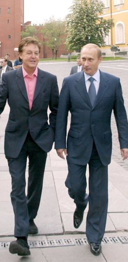 Paul McCartney y Vladímir Putin durante una visita del cantante a Moscú.