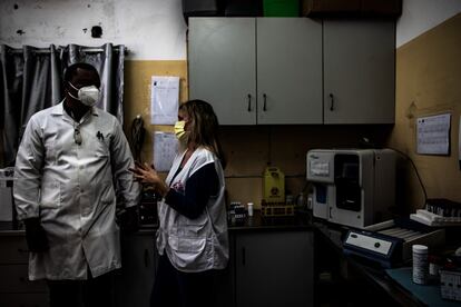 Natalia Tamayo es médica especialista en enfermedades infecciosas y coordinadora del programa de reducción de daños en usuarios de droga. En la imagen charla con Almeida Djamba, supervisor del laboratorio del centro de Alto-Maé, donde también se hace diagnóstico de tuberculosis. “Lo que queremos es que la gente no se infecte, y que si se infecta no se muera”, resume sobre el proyecto.