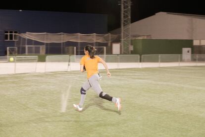 Es un deporte tan desconocido que a veces, incluso las jugadoras se confunden. "Lo más gracioso que nos pasó hace poco es que una de nuestras jugadoras hizo un 'home run', y otra que pensó que había sido eliminada y se marchaba al banquillo. Fue tal la confusión que las jugadoras que estaban en defensa no sabían si eliminarla o no".