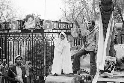 Esta imagen de una niña cubierta por el chador durante las revueltas de 1979 da pie para reflexionar sobre los cambios que la revolución trajo para las mujeres iraníes. Desde Occidente siempre se ha denunciado la imposición del velo islámico que el régimen les impuso a partir de 1981. También las feministas iraníes critican la obligatoriedad y en los últimos años han pagado con la cárcel su activismo en contra. Al mismo tiempo, las más veteranas reconocen que la medida permitió que muchas familias tradicionales aceptaran que sus hijas se educaran y fueran a la universidad. Hoy el velo se ha convertido en un símbolo del sistema lo que hace difícil un cambio al respecto.