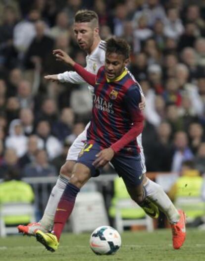 Sergio Ramos en la acci&oacute;n del penalti sobre Neymar