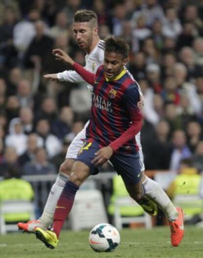 Sergio Ramos en la acción del penalti sobre Neymar