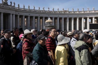 Miles de fieles hacen cola en la plaza de San Pedro, en Vaticano, para dar el último saludo al papa Francisco.