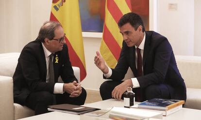 El presidente del Gobierno, Pedro Sánchez y el presidente de la Generalitat catalana, Quim Torra, en el Palacio de La Moncloa.