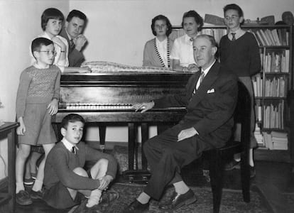 Gerardo Diego posa con su familia en su casa en 1954.