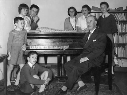 Gerardo Diego posa con su familia en su casa en 1954.