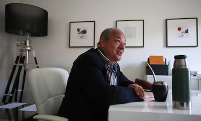 José María del Corral, presidente de Scholas Ocurrentes, habla sobre los proyectos de la organización mientras toma un mate.