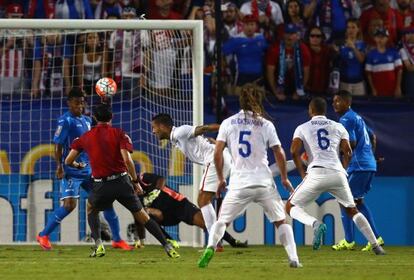 Clint Dempsey cabecea el segundo gol de EE UU.