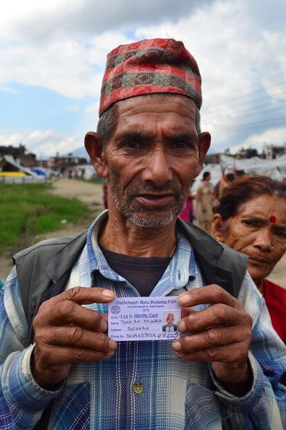 Tara Khadka muestra la tarjeta que le acredita como víctima del terremoto de Nepal y residente en el campo de Chuchepati.