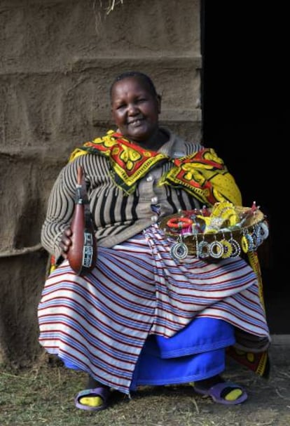 La m&aacute;sai Martha Daudi, de 66 a&ntilde;os, es una antigua mutiladora. En una mano lleva la calabaza donde guardaba la leche con la que limpiaba la zona antes de mutilar. En la otra, sujeta los abalorios que hace ahora para ganarse la vida.