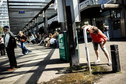 Un hombre bebe agua de una fuente en la estación de autobuses de Eindhoven, en Países Bajos, este martes.