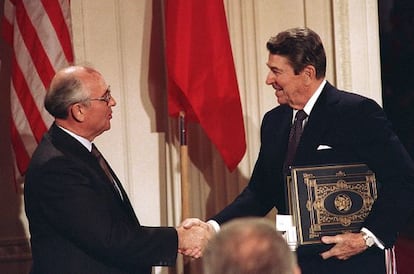 Em 8 de dezembro de 1987, o líder soviético, Mikhail Gorbachev, e o presidente norte-americano, Ronald Reagan, assinaram na Casa Branca um tratado para eliminar os mísseis de médio alcance.