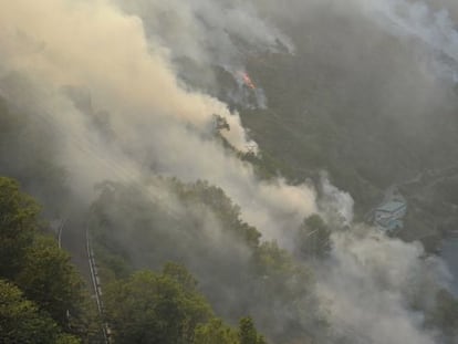 Fuego en las inmediaciones de la central hidroeléctrica de Santo Estevo