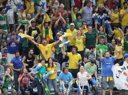 Fanáticos de Brasil apoyan a su equipo durante la final de voleibol masculino entre Brasil e Italia en los Juegos de Río 2016