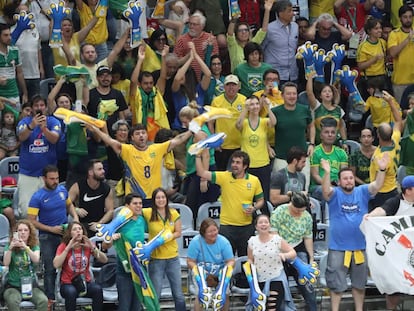 Fan&aacute;ticos de Brasil apoyan a su equipo durante la final de voleibol masculino entre Brasil e Italia en los Juegos de R&iacute;o 2016