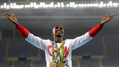 Mo Farah celebra el oro olímpico en Río 2016.