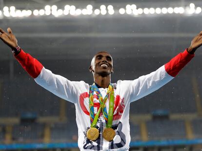 Mo Farah celebra el oro olímpico en Río 2016.