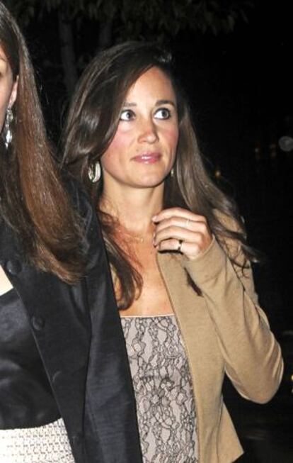 Pippa Middleton a la entrada del restaurante Le Bernardin, de Nueva York, junto a una amiga la noche del 4 de septiembre de 2012.