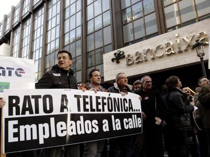 Unos 700 empleados de Bankia durante una concentraci&oacute;n ante la sede central de Bancaja en Valencia.