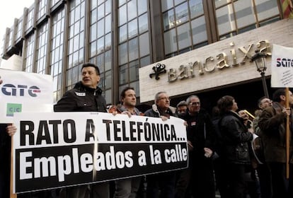 Unos 700 empleados de Bankia durante una concentración ante la sede central de Bancaja en Valencia.