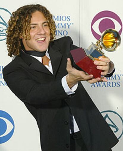 David Bisbal celebra su premio al artista revelación.