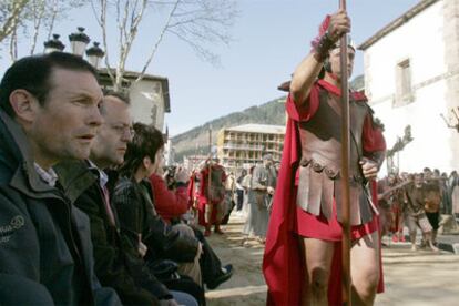 El <i>lehendakari</i>, Juan José Ibarretxe, durante la procesión viviente que se ha celebrado en Balmaseda (Vizcaya).