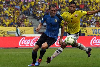 Godín y Bacca pelean por el balón