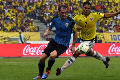 God&iacute;n y Bacca pelean por el bal&oacute;n 