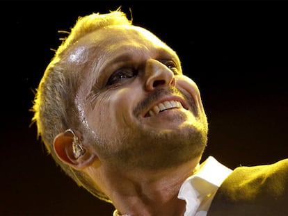 Miguel Bosé, durante su concierto en el Palacio de Deportes.