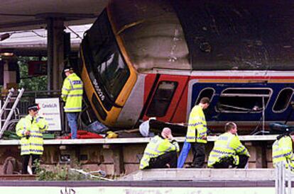 Equipos de rescate y policías, frente al tren accidentado en la estación de Potters Bar, al norte de Londres. (Inglaterra).
