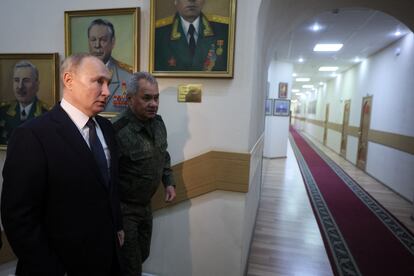 El presidente de Rusia, Vladimir Putin, acompañado por el ministro de Defensa, Sergei Shoigu, visita el cuartel general de las tropas involucradas en la campaña militar ucrania, en Rostov, Rusia.