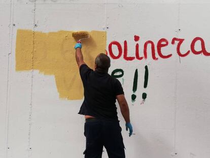 Un operario pinta un grafiti en el mural de La Gasolinera que borró el Ayuntamiento el sábado.