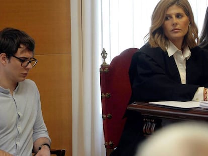 Patrick Nogueira, junto a su abogada, durante el juicio por el crimen de Pioz.