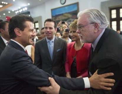 Carlos Loret observa al presidente Peña Nieto saludar al periodista Ruiz Healy.