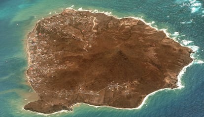 Una imagen satelital muestra el daño a la vegetación y poblaciones de la isla de Pequeña Martinica, el 2 de julio.