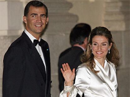 Los príncipes de Asturias han asistido al palacio de El Pardo, en la primera aparición pública de Letizia tras el anuncio de su segundo embarazo.