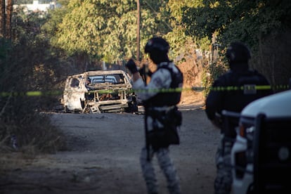 Miembros de la Guardia Nacional acuden al área donde un vehículo fue explotado en Culiacán, Sinaloa, este 3 de diciembre.