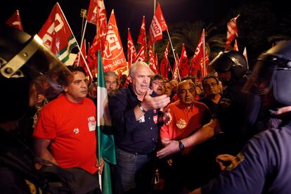 Francisco Carbonero, junto a Manuel Pastrana, se dirige a un policía durante el piquete informativo del 29S en las cocheras de los autobuses urbanos de Sevilla.