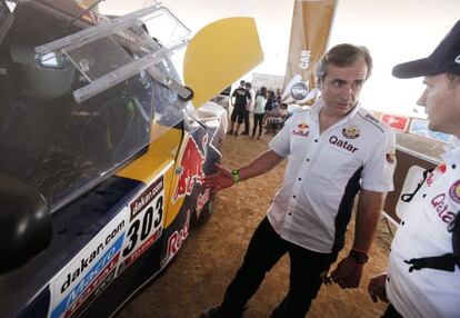 Sainz, junto a su coche y su copiloto.