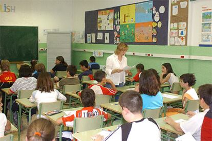 Una profesora del colegio Tolosa Letour reparte la prueba elaborada por la Consejería de Educación de Madrid.