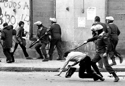 Miembros de la Policía Nacional cargan contra unos jóvenes en el paseo de Embajadores de Madrid, en las protestas tras la muerte de dos estudiantes, Emilio Martínez y José Luís Montañés, por disparos de la policía en la Ronda de Valencia el día anterior, durante la manifestación contra el Estatuto de los Trabajadores.