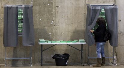 Cabinas en un colegio electoral de Aracena (Huelva) donde los vecinos han comenzado a votar a primera hora de la mañana. 