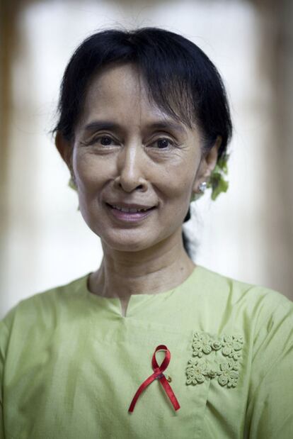 Aung San Suu Kyi, en la sede de su partido en Yangon.